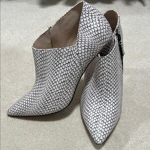 Cole Haan Pointed Toe White Textured Ankle Booties size 10